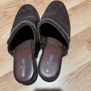 Minnetonka Mule brown Size 9.5